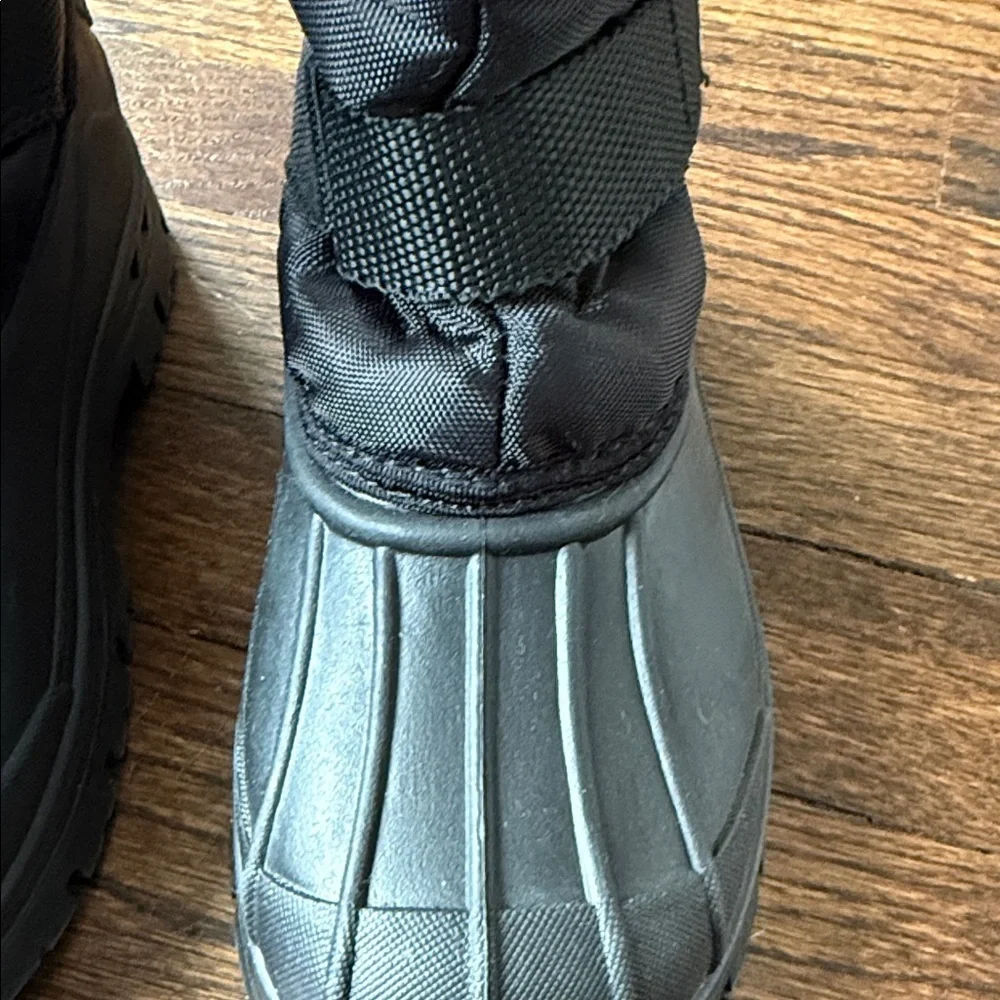 Black Winter Snow Boots kids size 32 which is comparable to little kid size 13/1